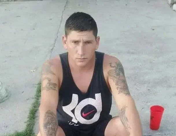 Foto de un hombre desaparecido con tatuajes y piercing