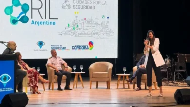 Imagen de un teléfono móvil con la aplicación de Cordobeses en Alerta en la pantalla