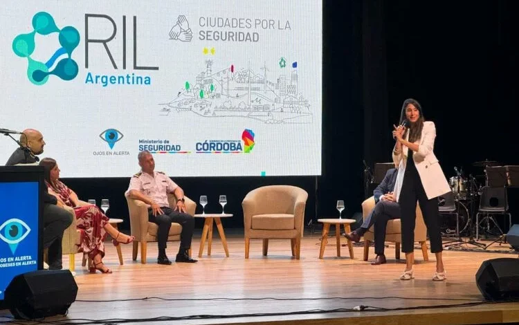 Imagen de un teléfono móvil con la aplicación de Cordobeses en Alerta en la pantalla