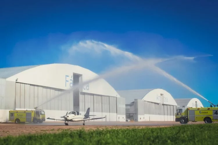 Imagen del IA-100B en vuelo