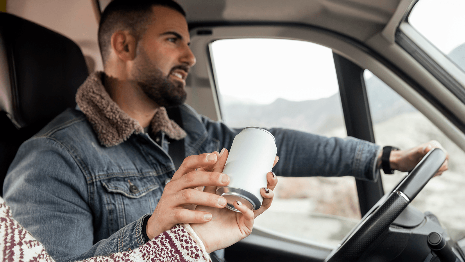 coche eléctrico cargando batería
