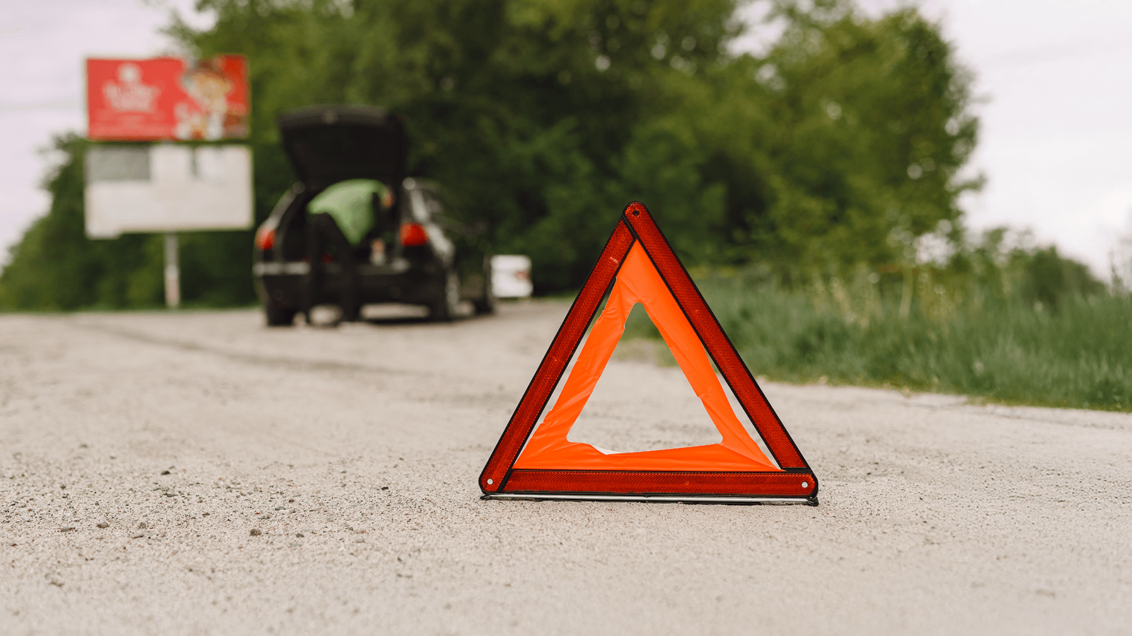 Baliza de emergencia V16 conectada y homologada, colocada magnéticamente sobre el techo de un vehículo y emitiendo su característica luz ámbar intermitente de 360 grados