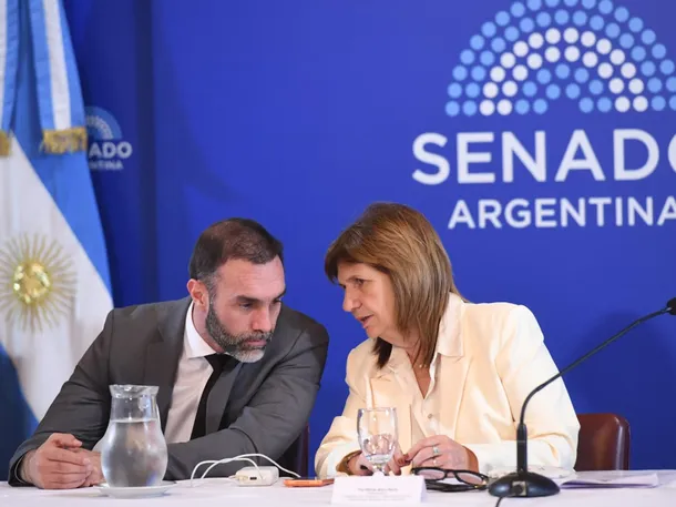 Imagen del Senado en sesión, con senadores debatiendo el Presupuesto 2026