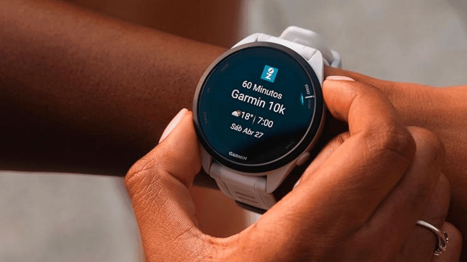 Imagen de una persona con el Garmin Forerunner 165