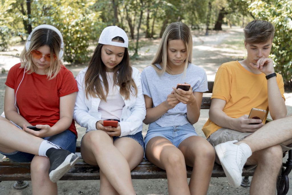 prohibición de las redes sociales a adolescentes