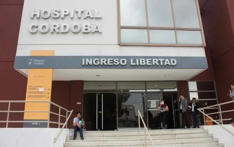 Imagen de una ambulancia en la escena del crimen en Córdoba