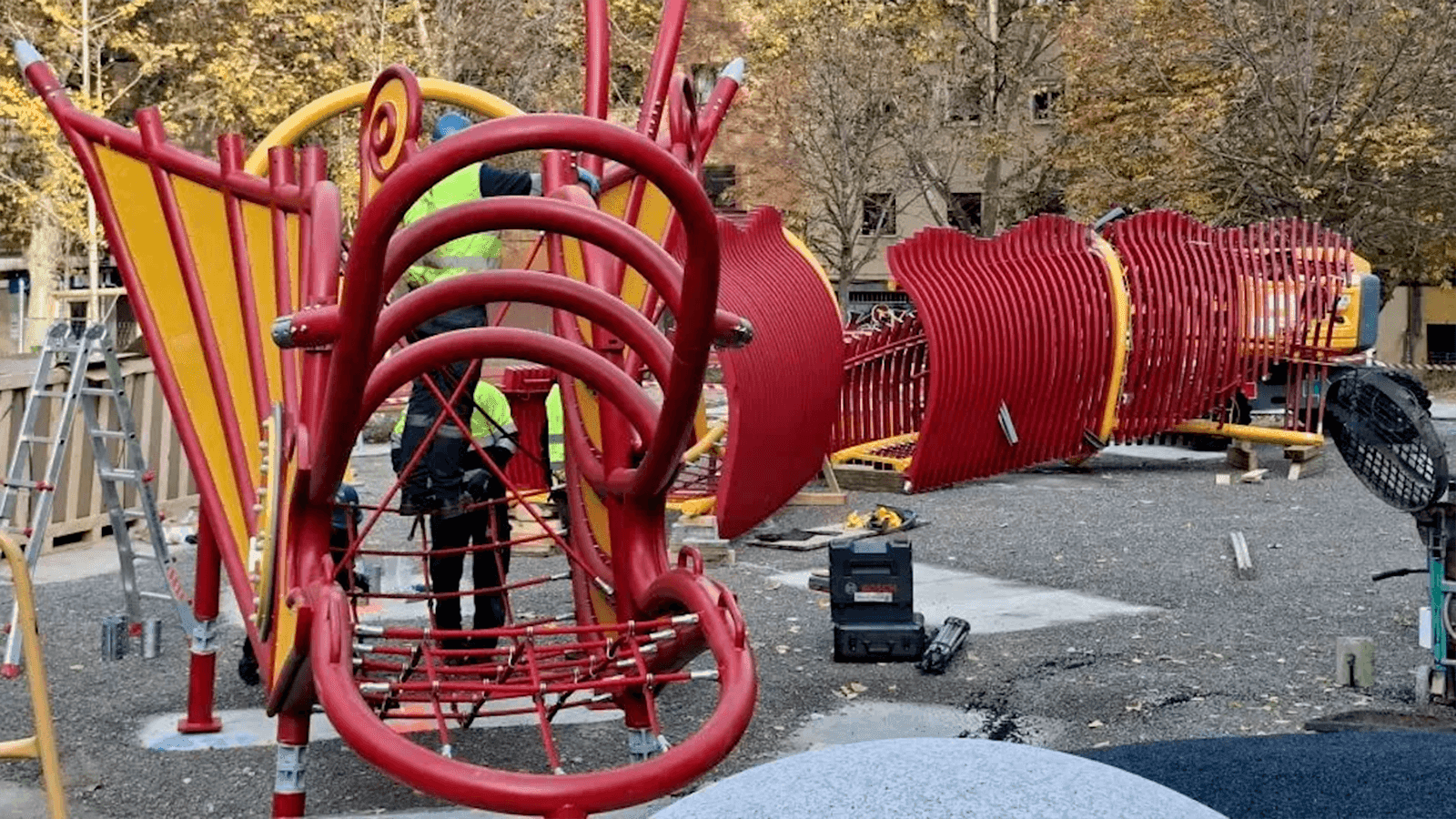 Maqueta a escala del dragón rojo de 19 metros para el nuevo parque infantil en la Plaza de las Tizas (Usera), mostrando su integración con el entorno urbano