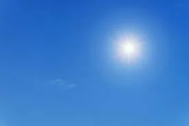 Persona disfrutando del sol en un parque