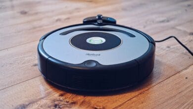 Imagen de un robot aspirador Roomba en funcionamiento