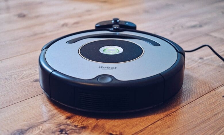 Imagen de un robot aspirador Roomba en funcionamiento