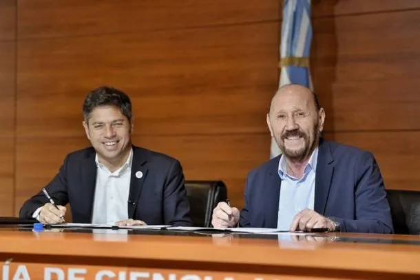 Axel Kicillof y Gildo Insfrán durante la firma del convenio de colaboración