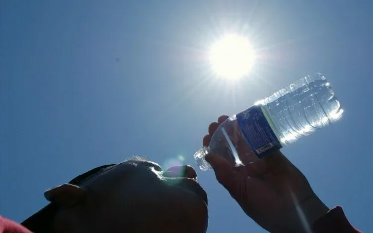 Imagen de un termómetro con temperaturas elevadas