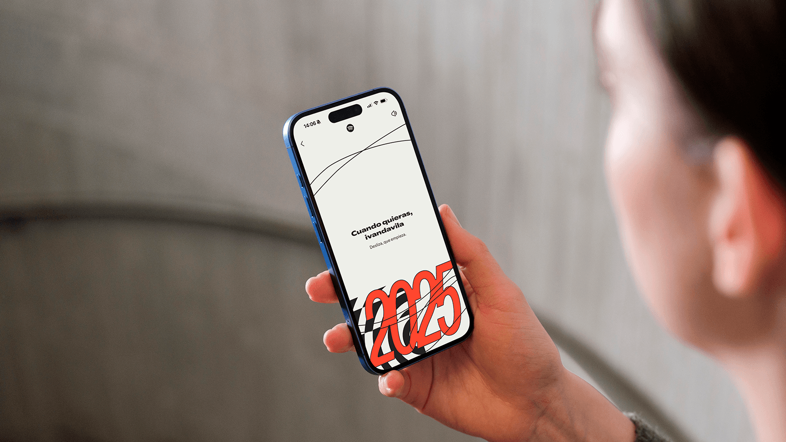 Ejemplo de la navegación vertical en Spotify Wrapped 2025, mostrando la transición entre la estadística de géneros musicales y los artistas más escuchados