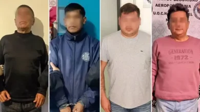 Imagen de una persona con la mano en el hombro de una menor, con un fondo de un juzgado