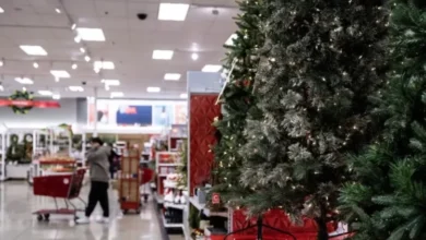 Imagen de una tienda navideña con poco movimiento de compras