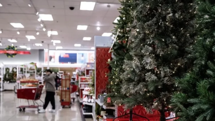 Imagen de una tienda navideña con poco movimiento de compras