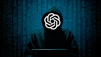 Imagen de una persona trabajando en una computadora con una pantalla de código