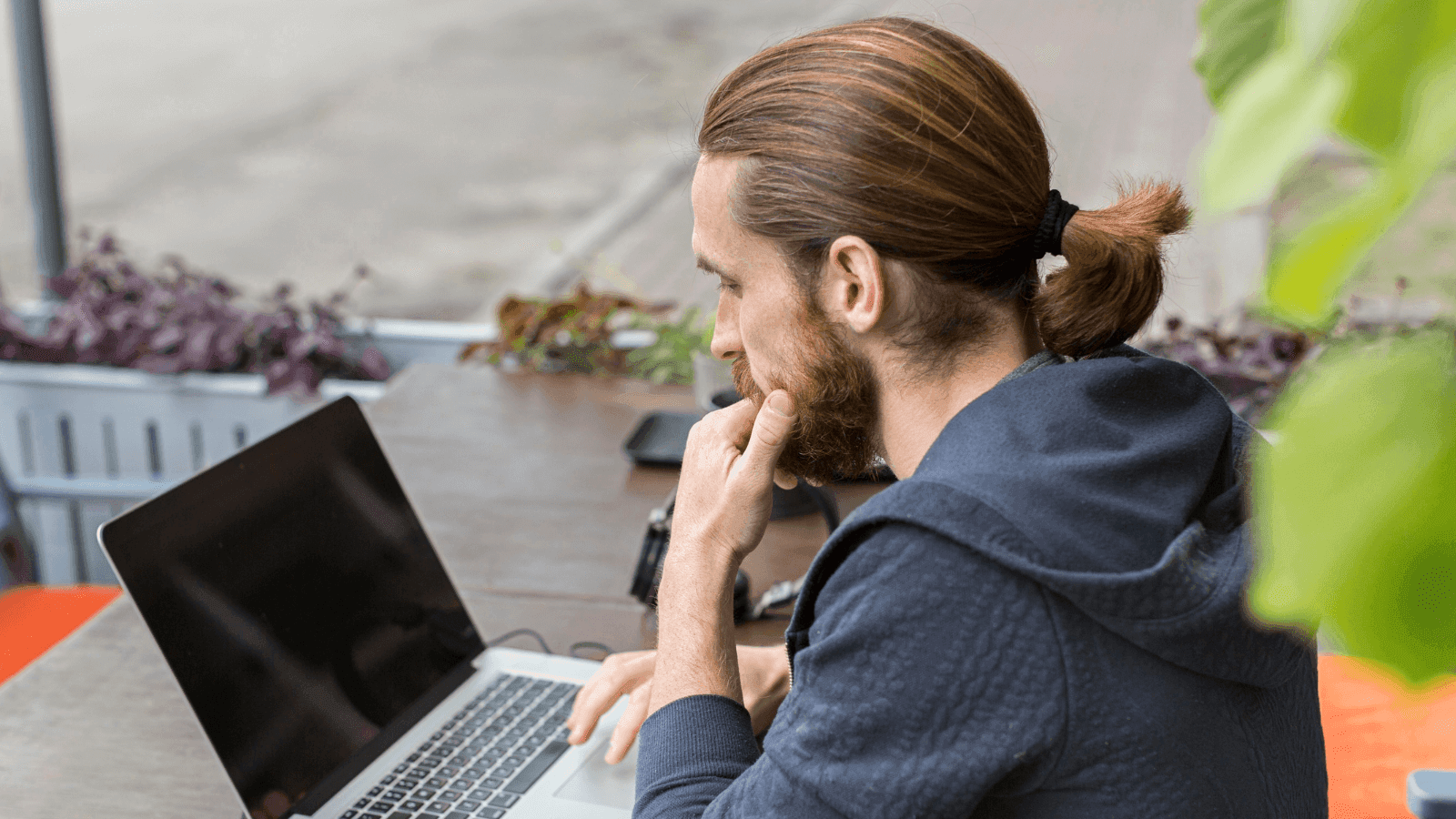 Ventilador interno de un portátil completamente obstruido por una densa capa de polvo y pelusa, impidiendo la refrigeración