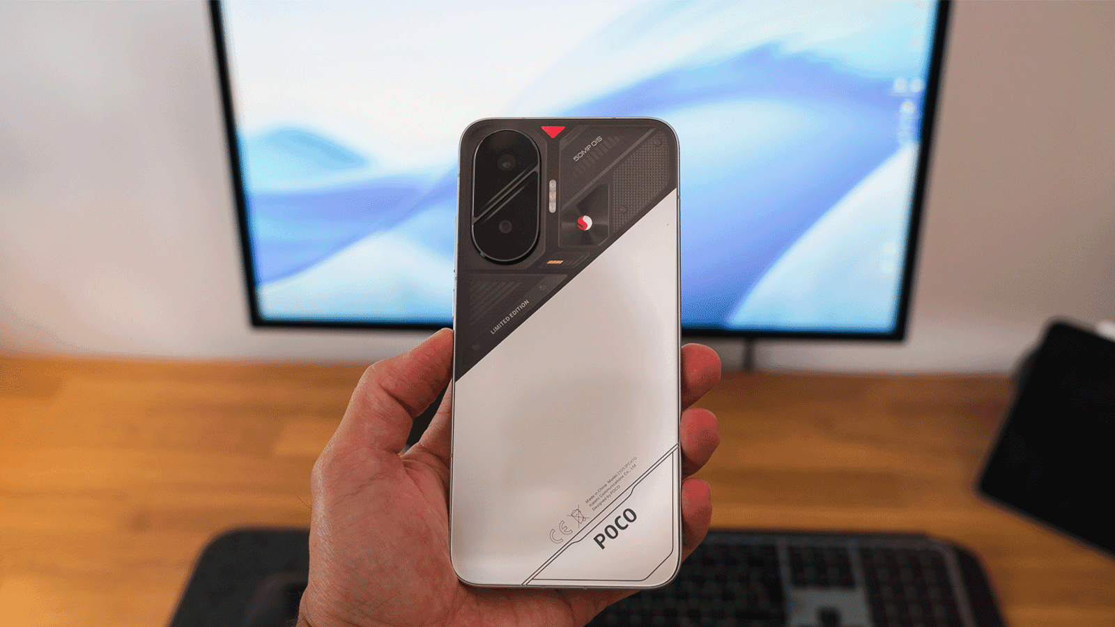 Vista frontal del smartphone Xiaomi POCO F7 en color negro, mostrando su gran pantalla AMOLED con biseles delgados