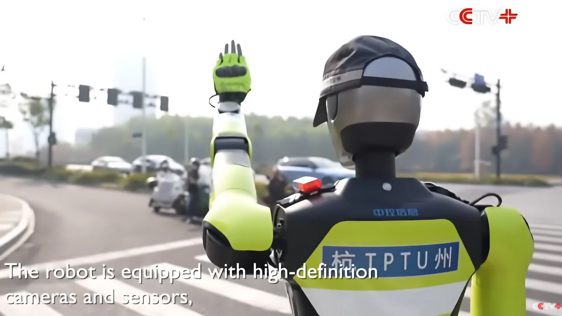 Imagen de un robot policía en la calle