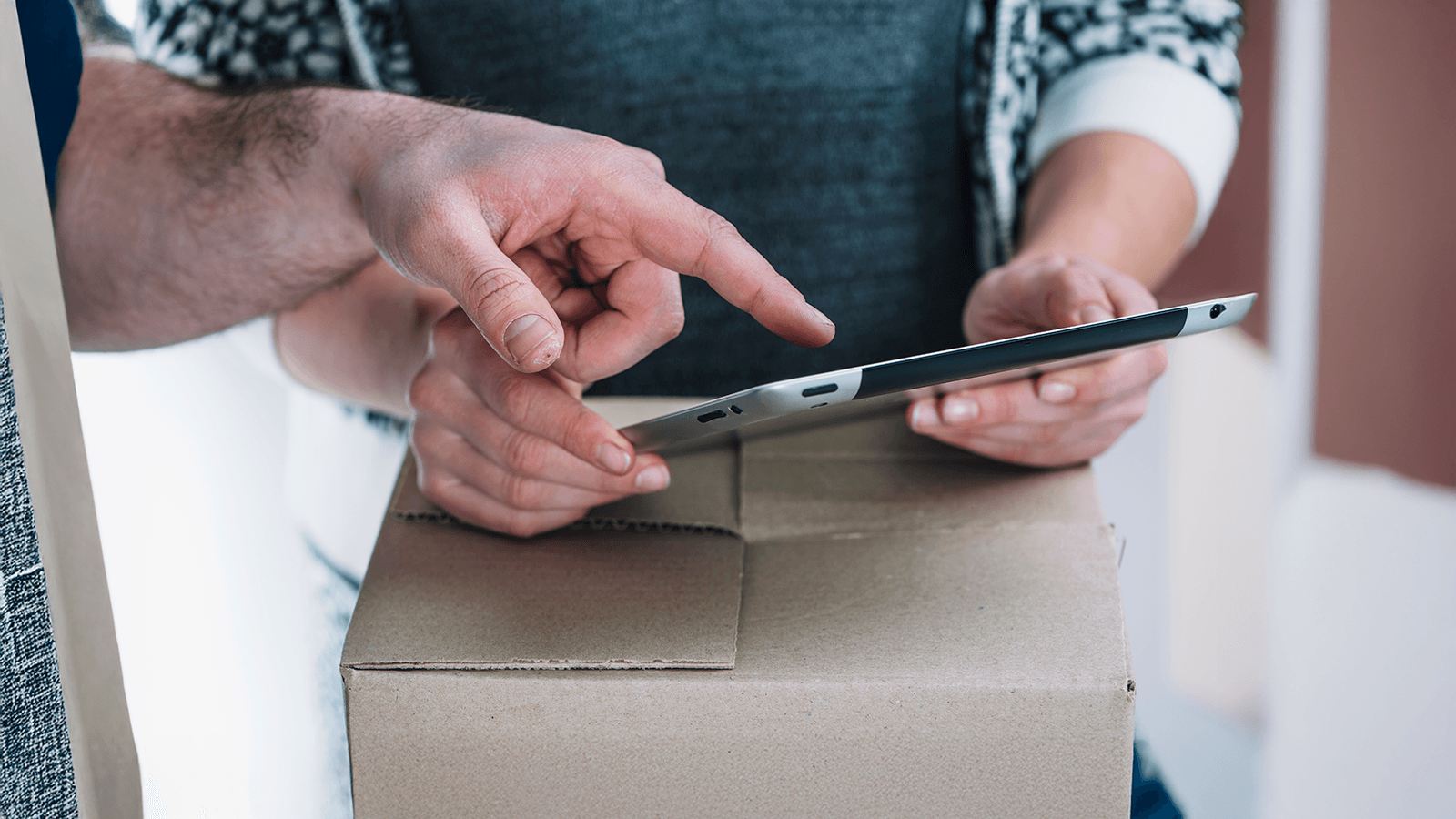 Paquete de cartón listo para ser enviado, representando el proceso de devolución de un producto comprado online