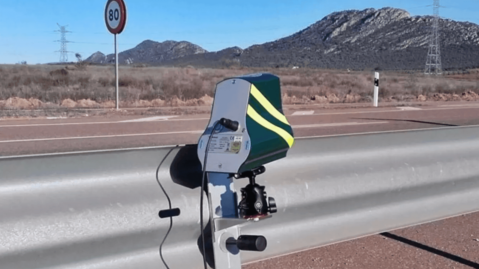 Señal de tráfico de advertencia de peligro por control de velocidad por radar en una carretera española