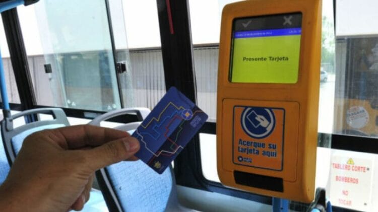 Foto de una tarjeta Red Bus y un boleto social