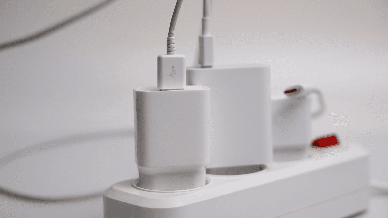 Primer plano de un adaptador de corriente de carga rápida de Xiaomi, mostrando los logos y especificaciones técnicas impresas