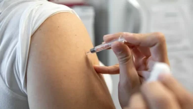 Imagen de una persona recibiendo una vacuna en el brazo