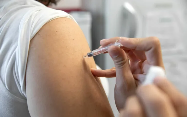 Imagen de una persona recibiendo una vacuna en el brazo