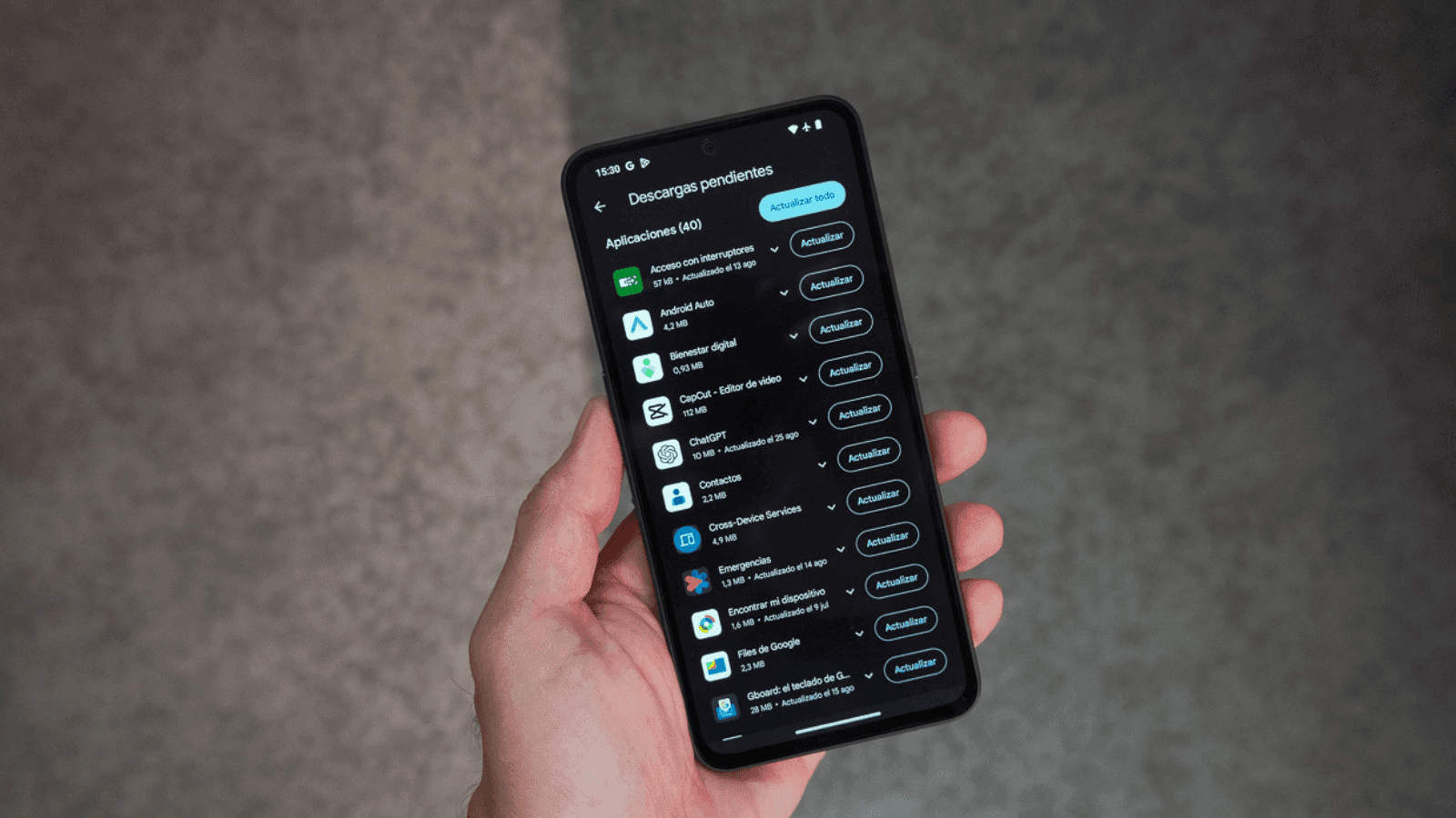 Una persona mirando su smartphone