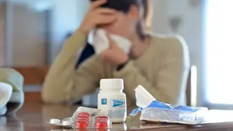 Imagen de un profesional de la salud con mascarilla y equipo de protección