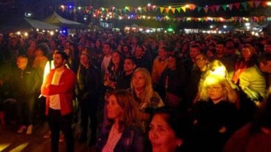 Gente bailando en la Plaza San Martín de Villa de las Rosas