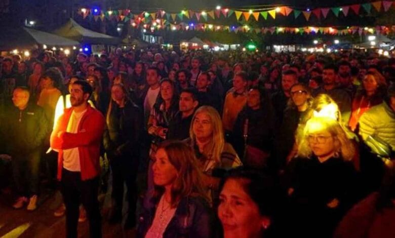 Gente bailando en la Plaza San Martín de Villa de las Rosas