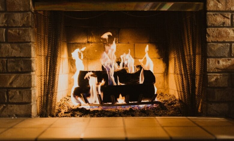 Chimenea ardiendo con llama alta y humo