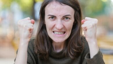 Una persona practicando respiración profunda en un entorno tranquilo