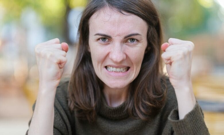 Una persona practicando respiración profunda en un entorno tranquilo
