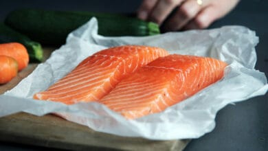 Una mesa llena de alimentos frescos y locales, como pescado, frutas y verduras, que representan la dieta nórdica