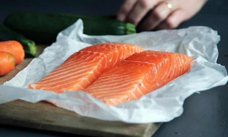 Una mesa llena de alimentos frescos y locales, como pescado, frutas y verduras, que representan la dieta nórdica