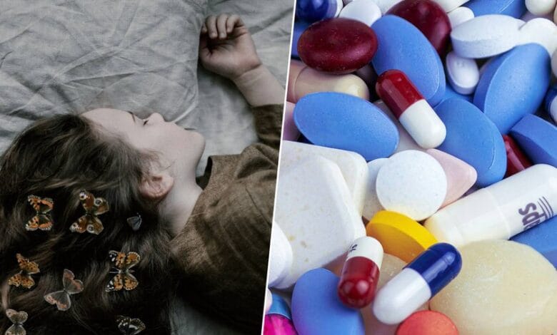 Niño durmiendo con pastillas de melatonina en la mesita de noche