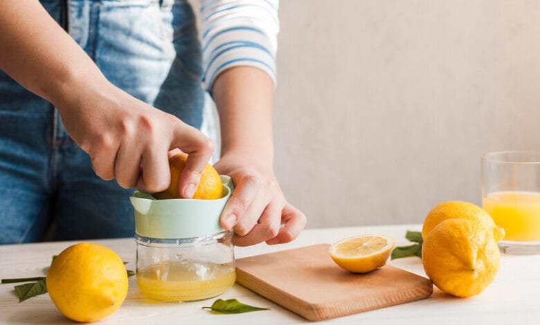 Una persona sosteniendo un vaso de zumo de frutas