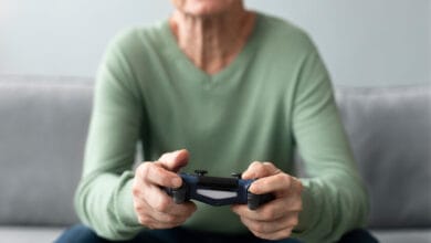 Imagen de una persona jugando a un videojuego con una expresión de concentración