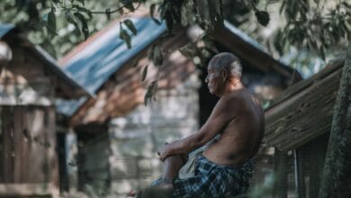 Persona mayor sonriendo