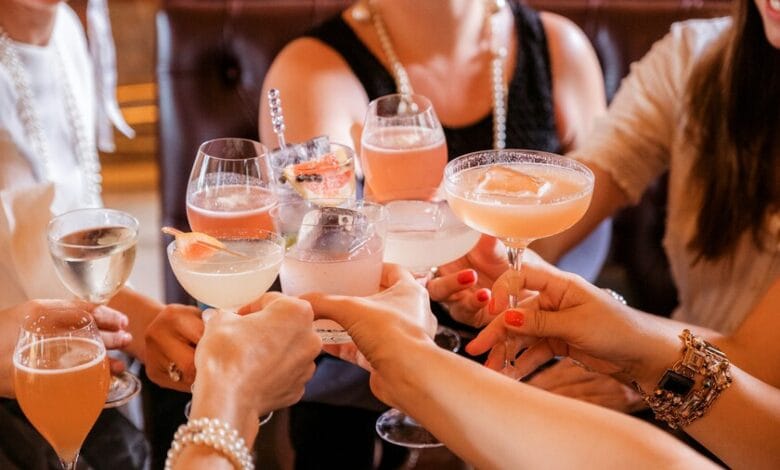 Imágenes de personas bebiendo y divirtiéndose en una fiesta