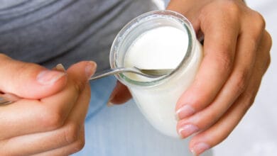 Imagen de un yogur natural y uno desnatado