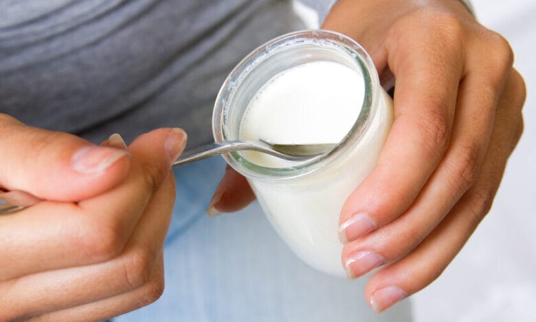 Imagen de un yogur natural y uno desnatado