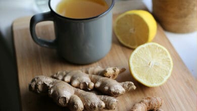 Una raíz de jengibre fresca sobre un fondo de madera