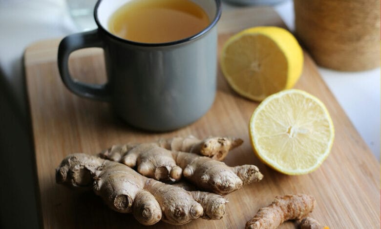 Raíz de jengibre fresca sobre una tabla de madera