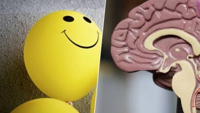 Imagen de una persona sonriendo, rodeada de burbujas que representan pensamientos positivos