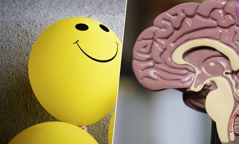 Imagen de una persona sonriendo, rodeada de burbujas que representan pensamientos positivos